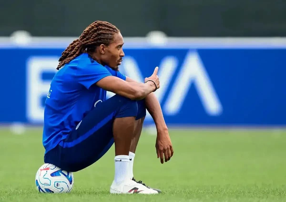 Futbolchi to'plarga o'rnashib o'tirgan holatda