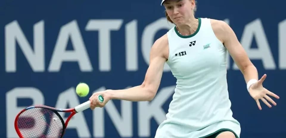 Tennis player hitting a forehand during match