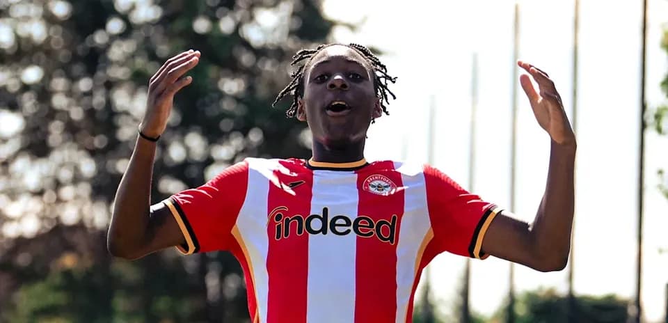 Futbolchi Brentford formasida maydonni nishonlayapti