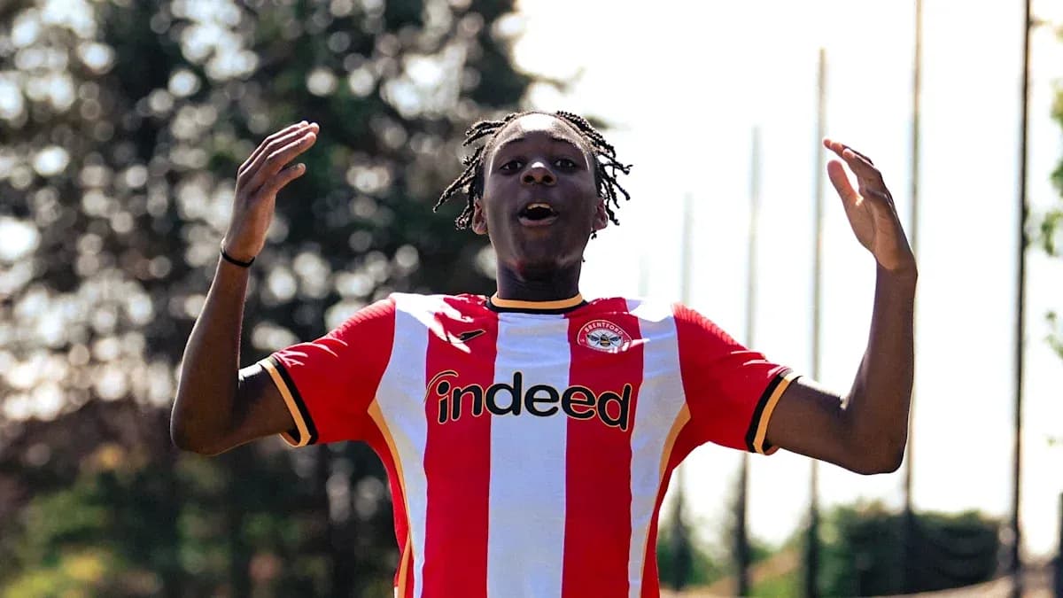 Futbolchi Brentford formasida maydonni nishonlayapti