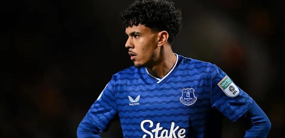 Futbolchi Everton formasida, o'yin paytida