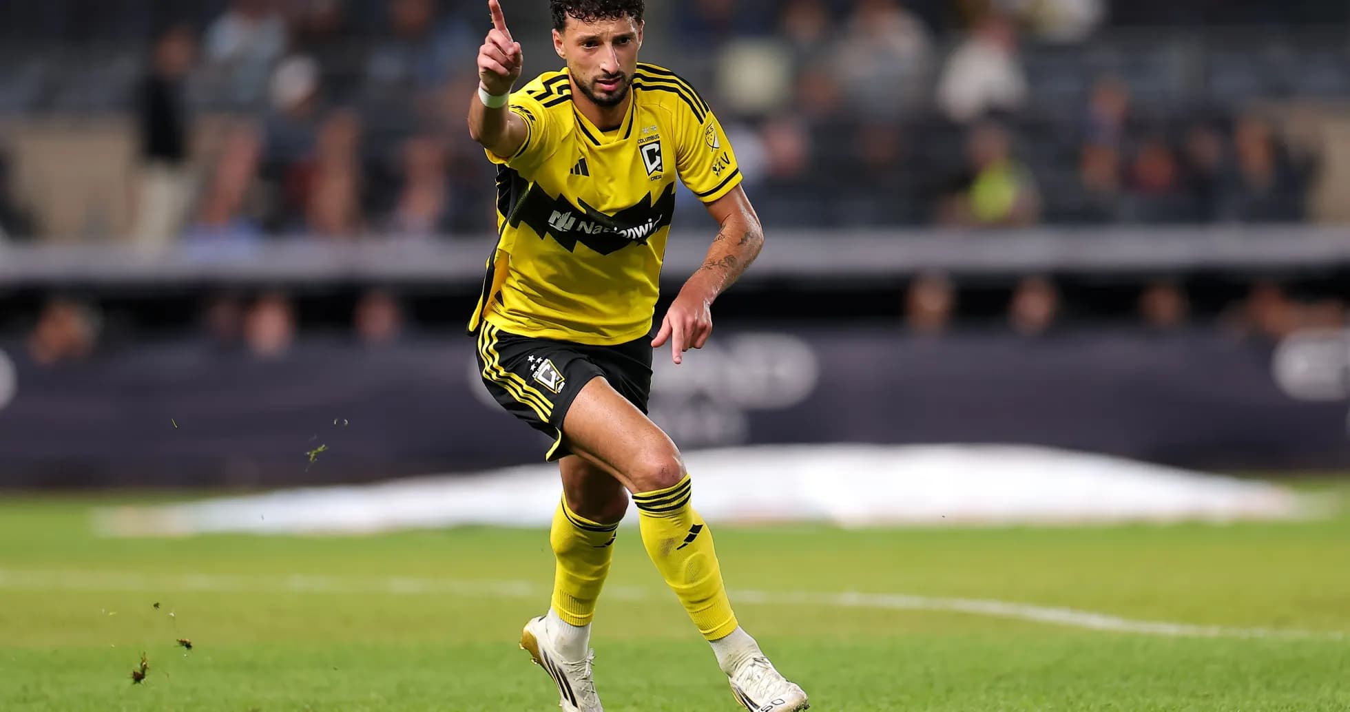 Futbolchi to'pga ishora berayotgan paytda