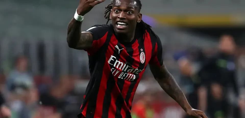 Futbolchi maydonda raqobatlashayotgan paytda