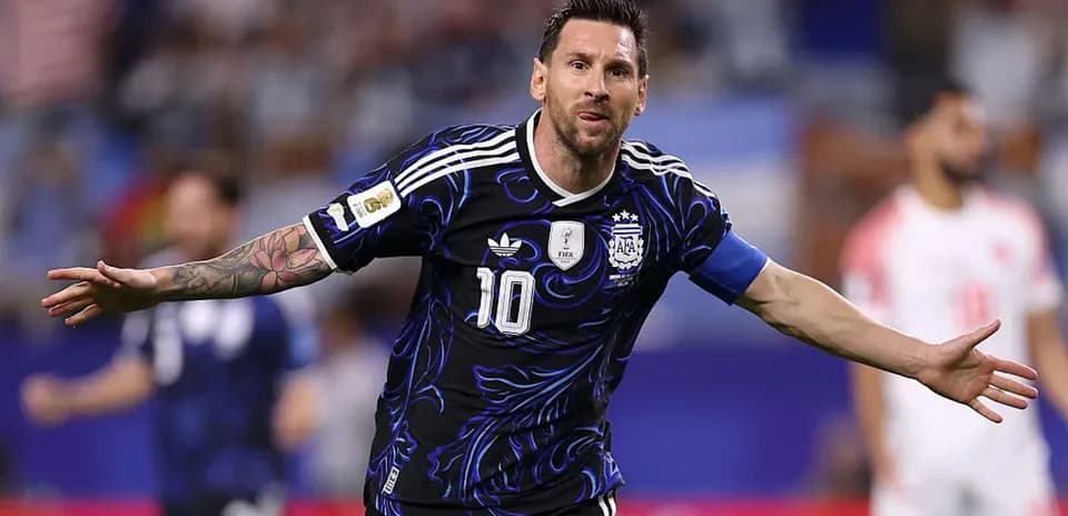 Futbolchi goli urgan Messi maydonda nishonlayapti
