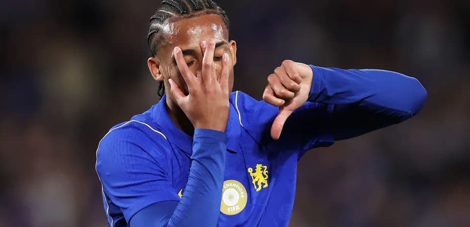 Futbolchi o'yin davomida qo'lini yuziga qo'yadi