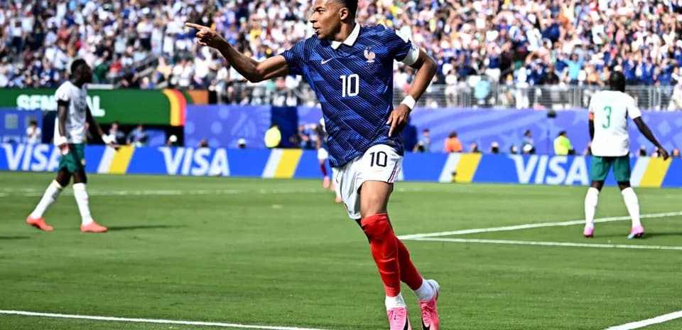 Futbolchi gol urishidan keyin nishonlayapti
