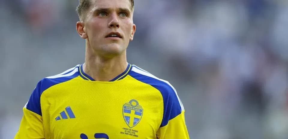 Futbolchi maydonda Shvetsiya formasi bilan