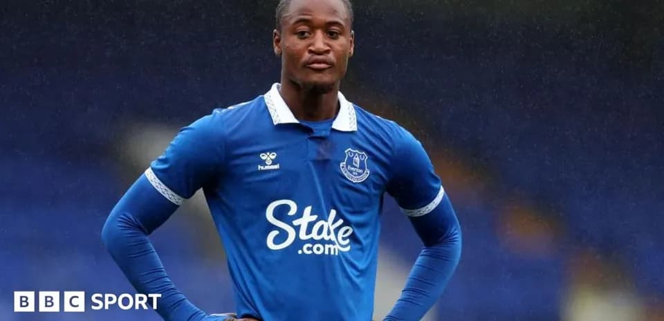 Futbolchi Everton formasida o'yin maydonida turibdi