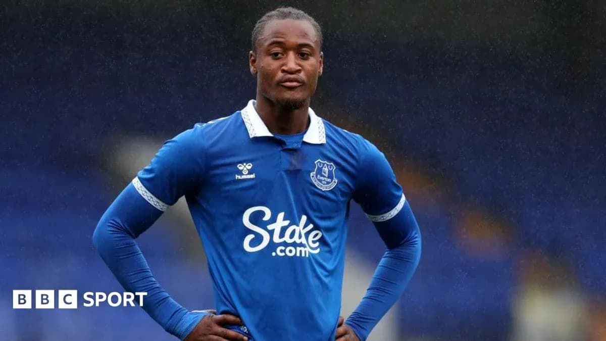 Futbolchi Everton formasida o'yin maydonida turibdi