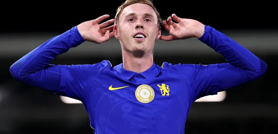 Futbolchi g'alaba qozonganidan so'ng qo'llarini quloq oldida