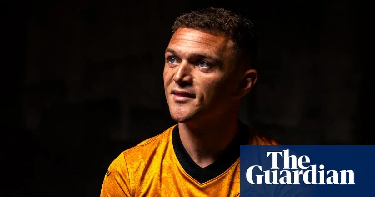 Futbolchi qora fonda oltin futbolka kiygan