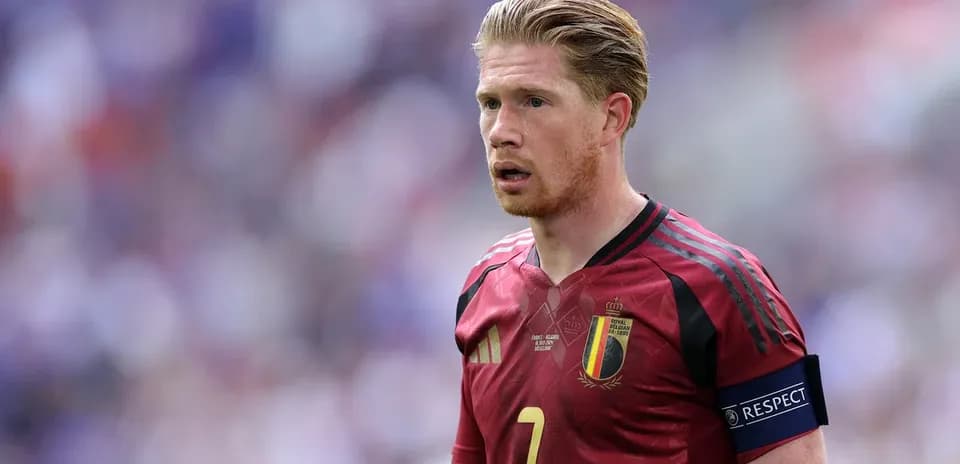 Futbolchi Belgiya jamoasi formasida o'yin davomida