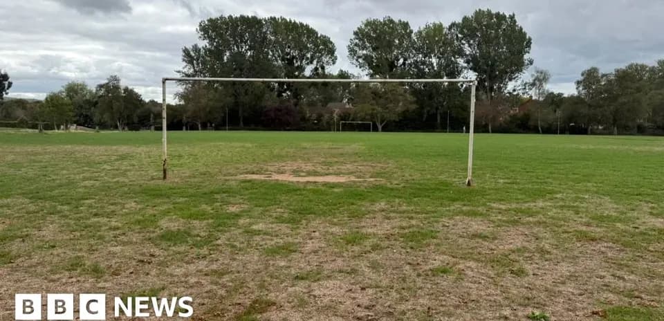 Bo'sh futbol darvozasi ochiq maydonda