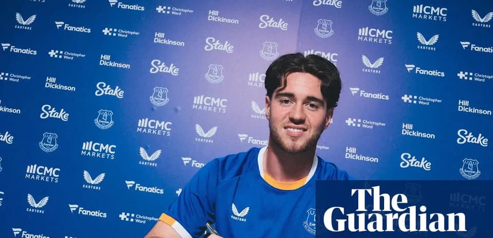 Futbolchi Everton formasida imzo qo'ymoqda