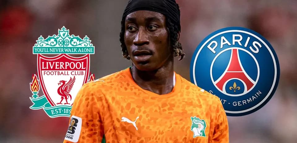 Futbolchi Ivoriyaning Liverpool va PSG logotiplari bilan