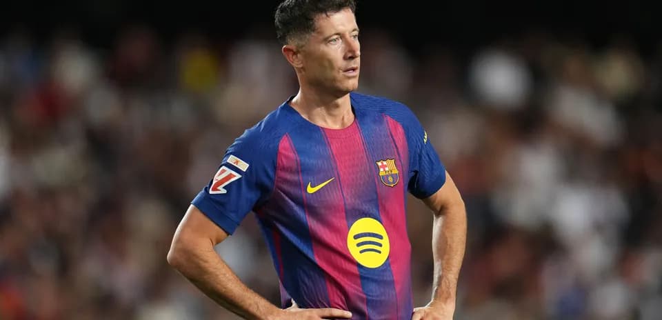 Futbolchi Robert Lewandowski Barcelona formasida