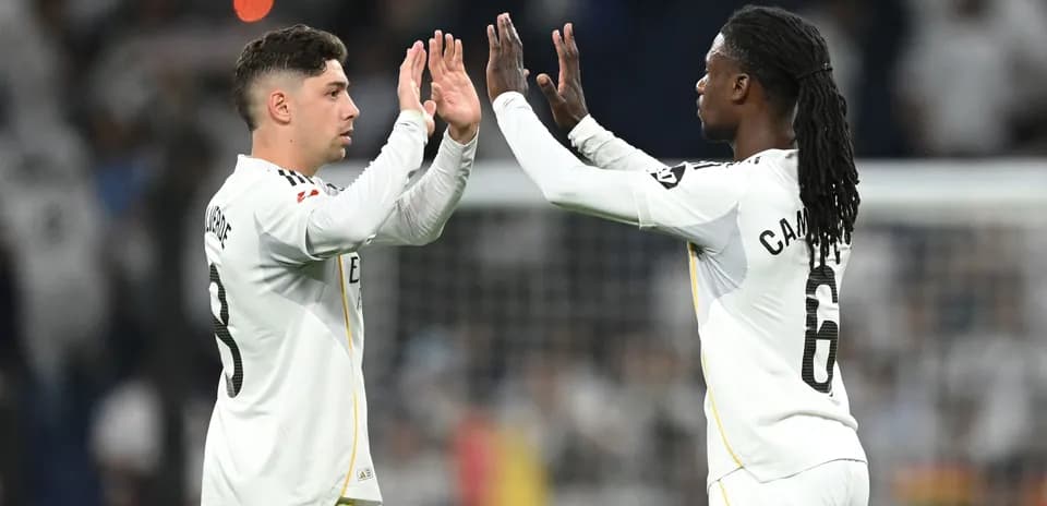Futbolchilar bir-biriga salom berishmoqda