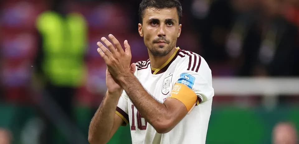 Futbolchi o'yin tugagach qo'lini chalmoqda