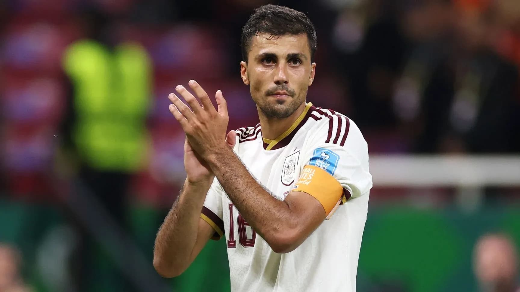 Futbolchi o'yin tugagach qo'lini chalmoqda
