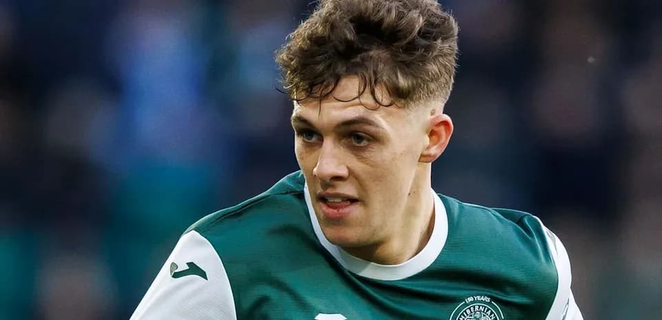 Futbolchi Hibernian formasida maydonda harakatda