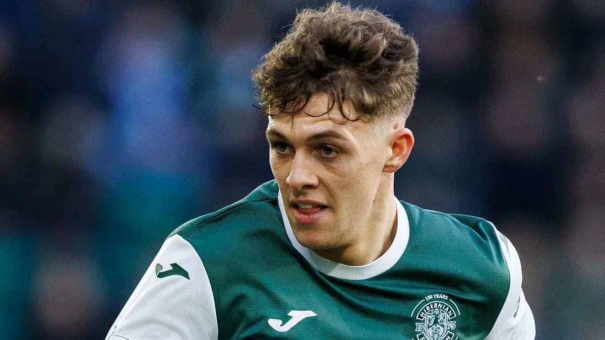 Futbolchi Hibernian formasida maydonda harakatda
