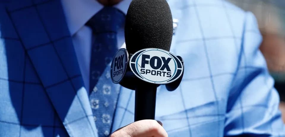 Mikrofonga FOX Sports logosi ko'rsatilgan