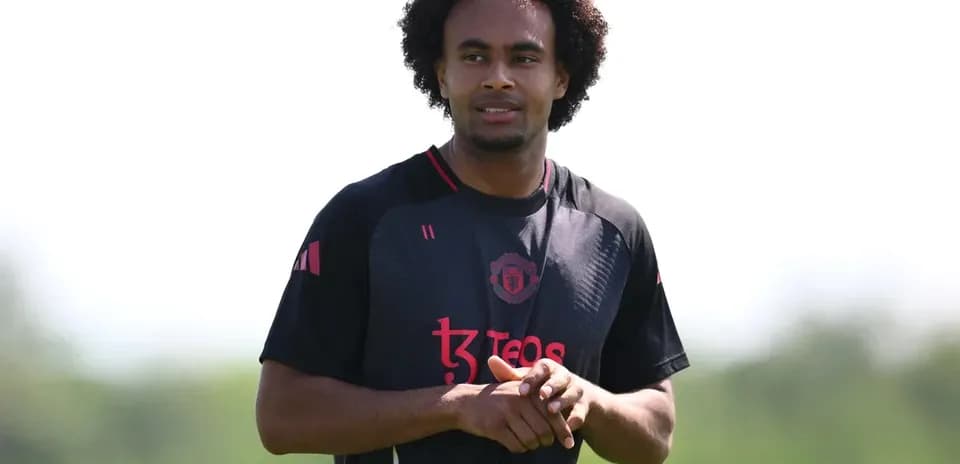 Futbolchi mashg'ulotda, Manchester United formasi kiygan