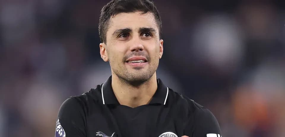 Futbolchi maydonda raqobatga tayyor holatda