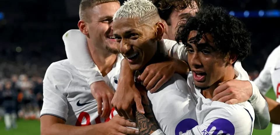 Futbolchilar bir-birini quchoqlab, g'alabani nishonlamoqda