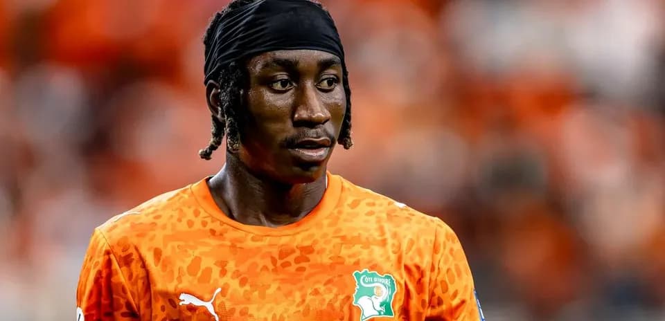 Futbolchi Cote d'Ivoire formasida o'yin maydonida