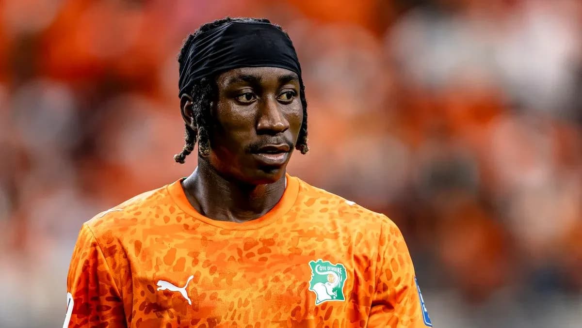 Futbolchi Cote d'Ivoire formasida o'yin maydonida