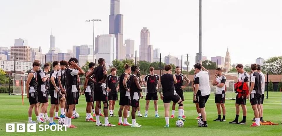 Futbolchilar jamoaviy mashg'ulotda murabbiyga quloq solyapti