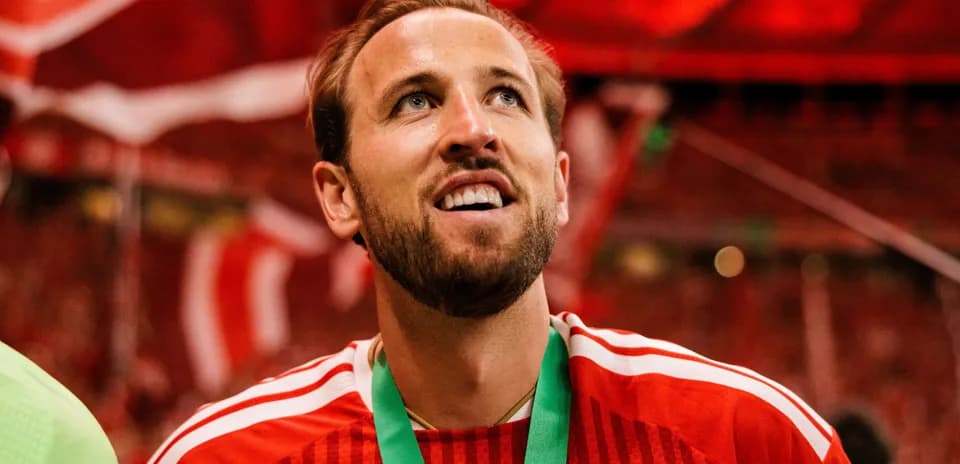 Futbolchi medali bilan maydonni tomosha qilmoqda