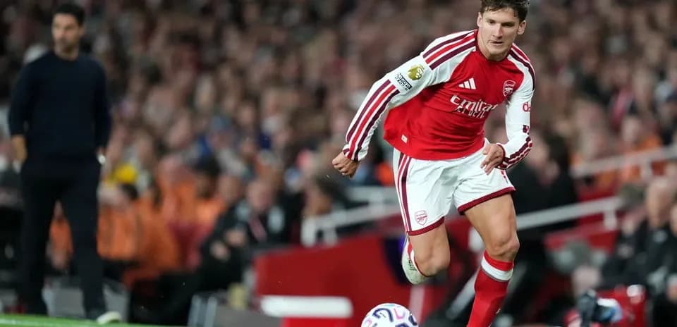 Futbolchi to'pni olib borayotgan paytda