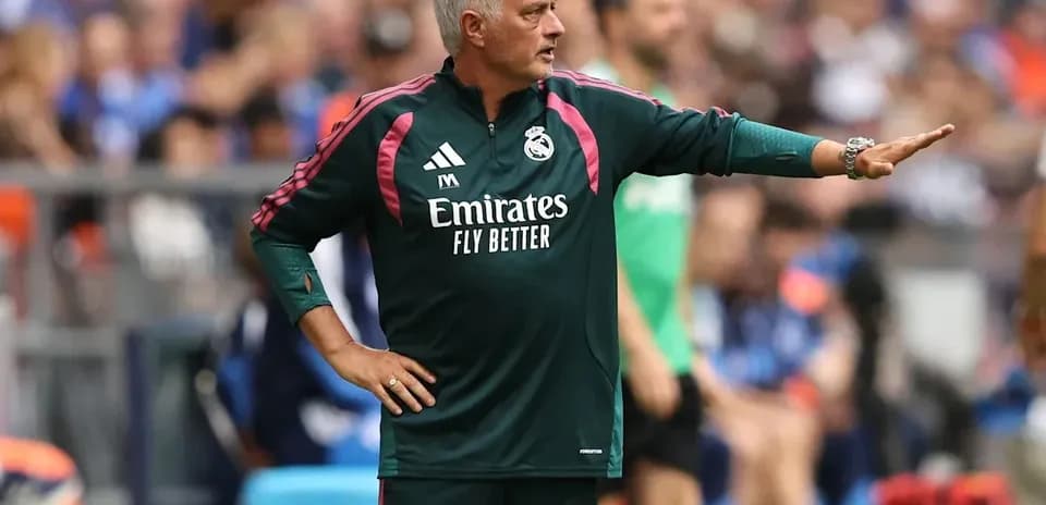 Murinho taktikalar berayotgan futbol maydonida