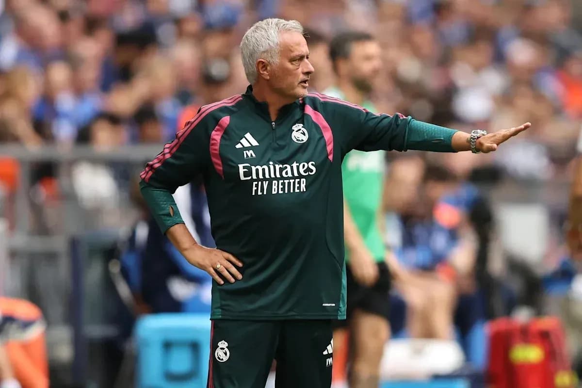 Murinho taktikalar berayotgan futbol maydonida