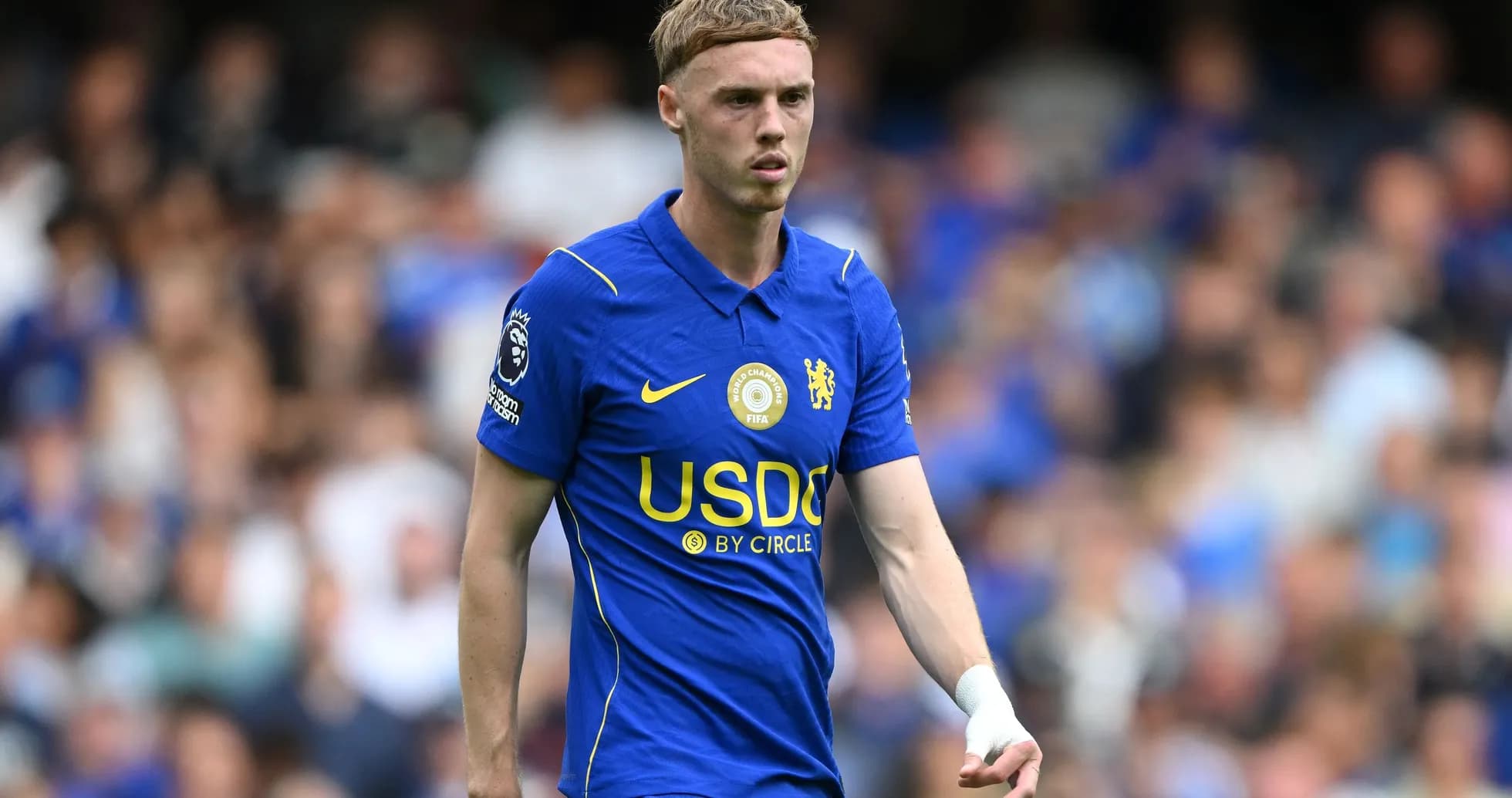 Futbolchi Chelsea formasida maydonda yurmoqda