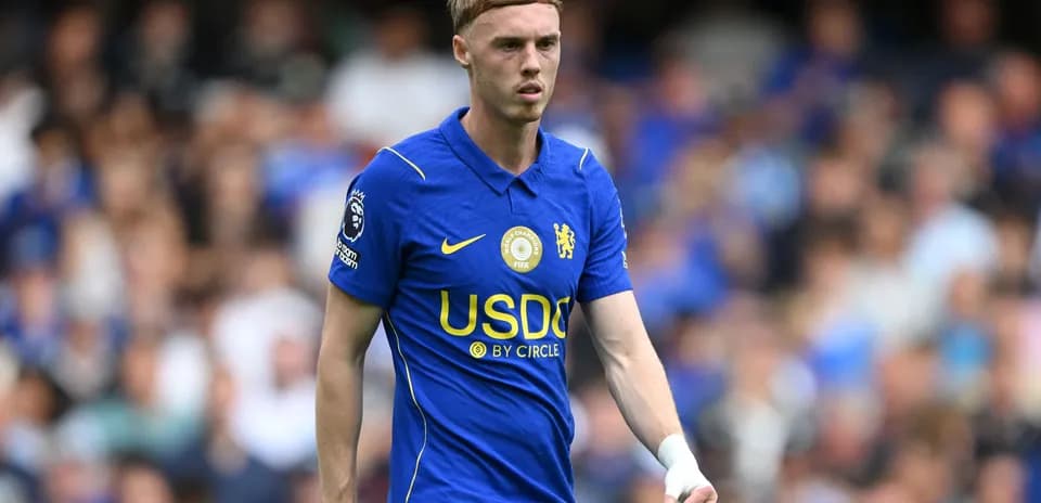 Futbolchi Chelsea formasida maydonda yurmoqda