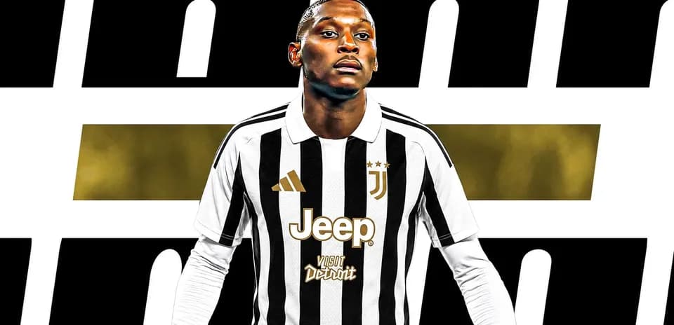 Futbolchi Juventus formasida poz berayotgan