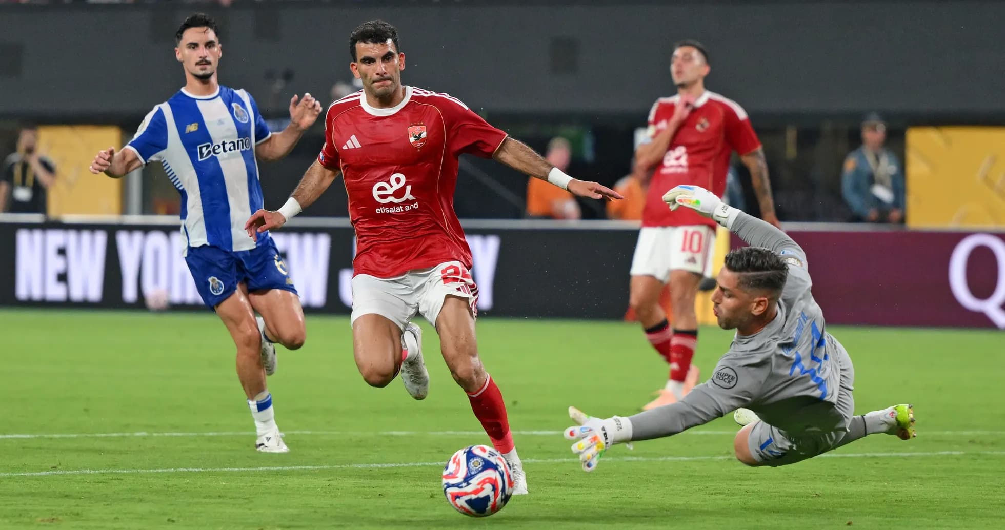 Futbol o'yinida hujumda bo'lgan futbolchi