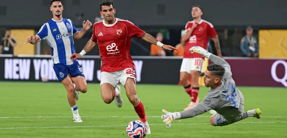 Futbol o'yinida hujumda bo'lgan futbolchi