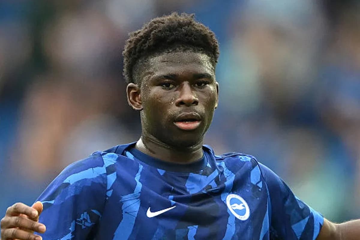Futbolchi maydonda harakatda, Brighton formasi kiygan