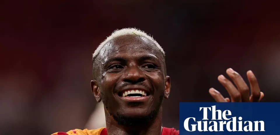 Futbolchi maydonda raqobat qilmoqda