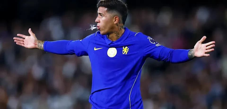 Futbolchi ochiq qo'llar bilan maydonda harakatda