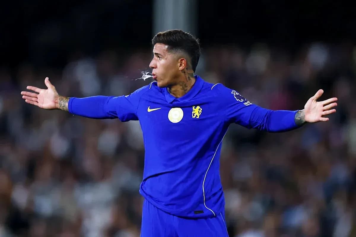 Futbolchi ochiq qo'llar bilan maydonda harakatda