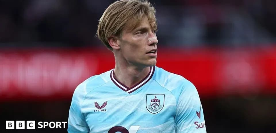 Futbolchi Burnley formasi kiygan, jarohat bilan