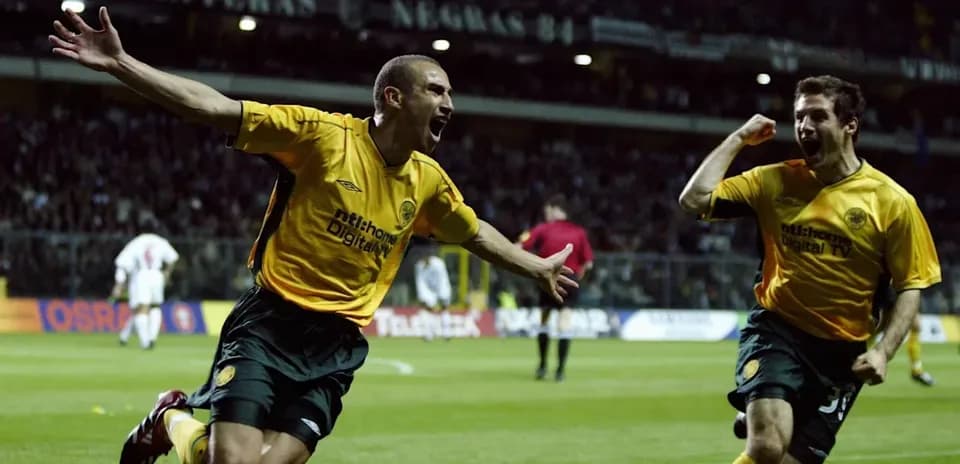 Ikkita o'yinchi gol urishdan keyin nishonlayapti