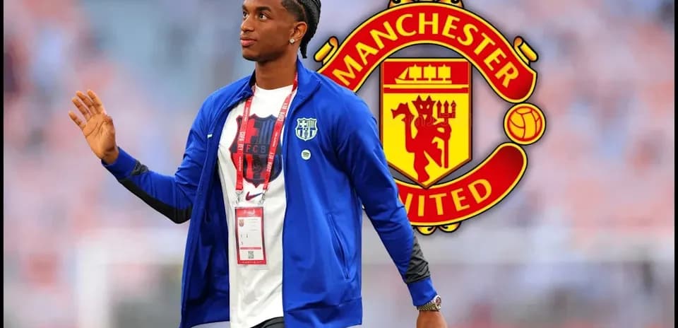 Futbolchi stadionda Manchester United logosi bilan
