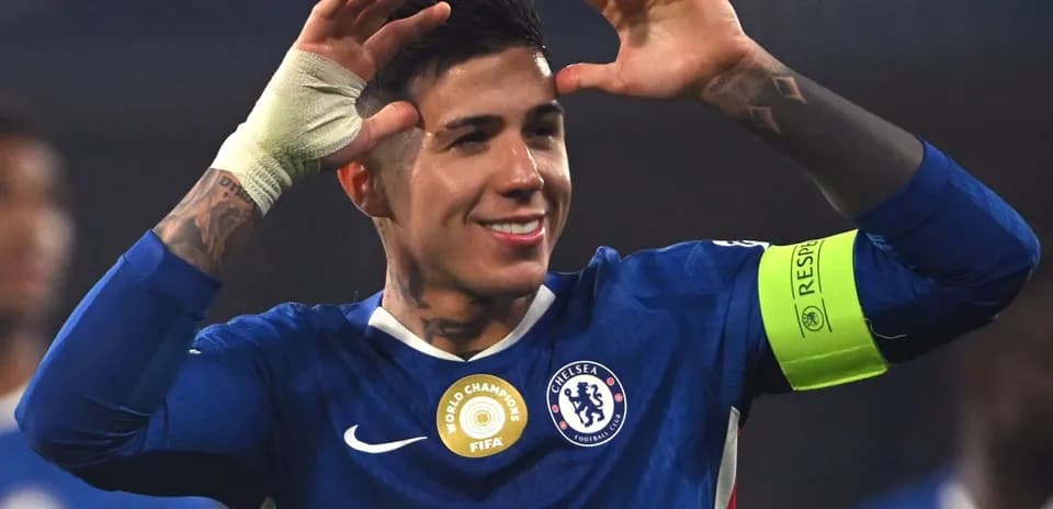 Futbolchi g'alabani nishonlayotgan holati