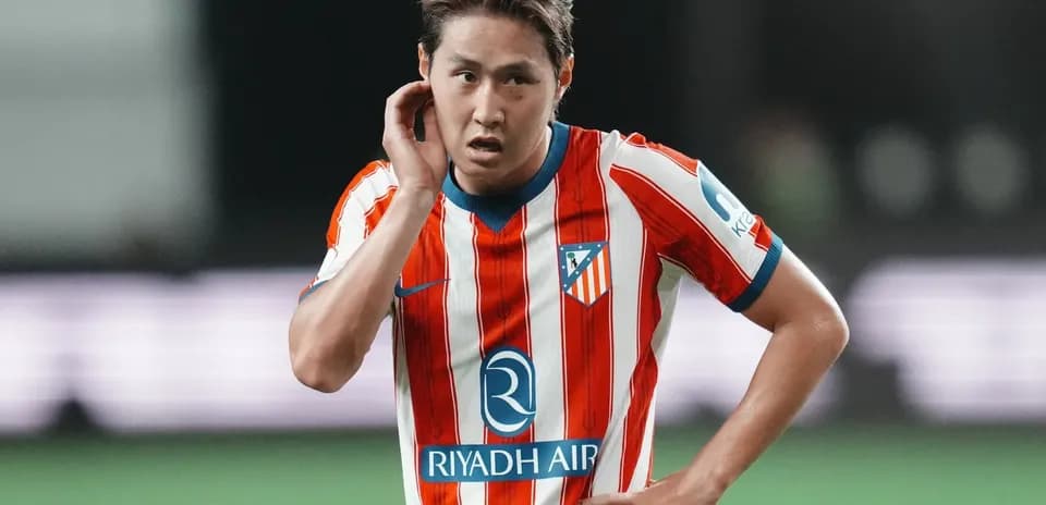 Futbolchi o'yin paytida qayg'uli ko'rinadi